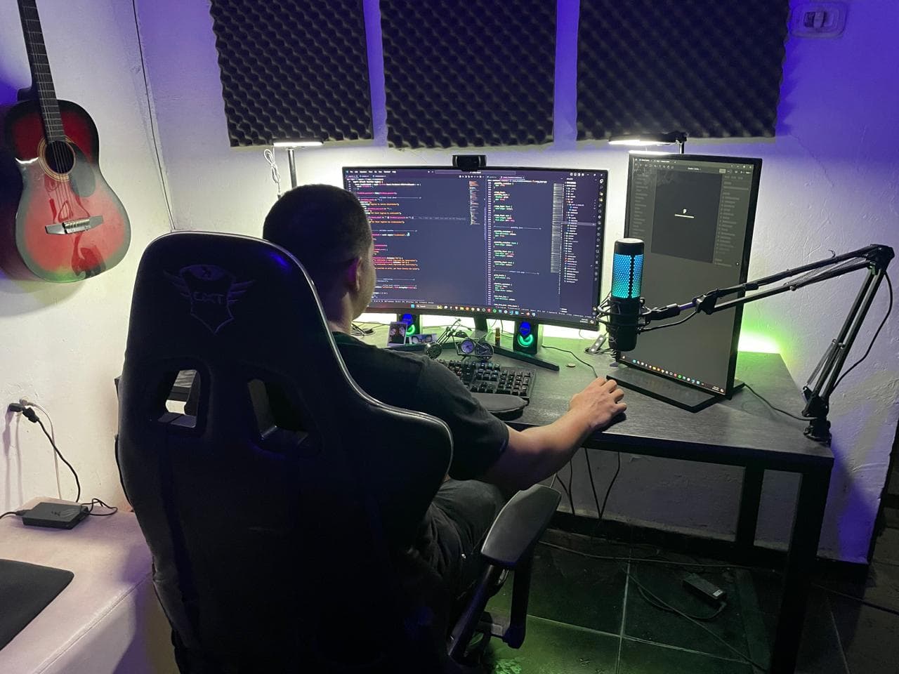 Hernán Mercado working